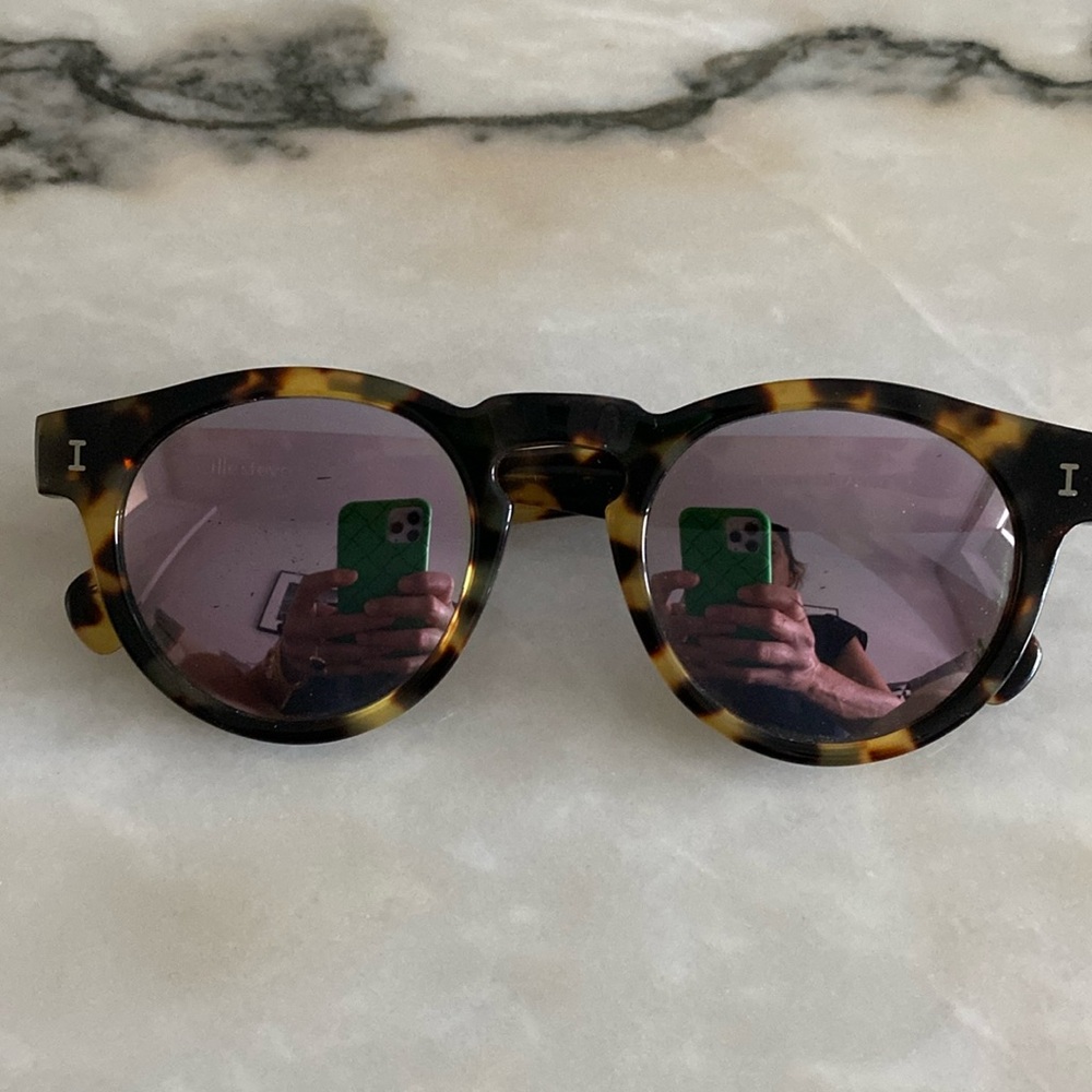 Illesteva mirrored tortoise shell glasses. Very good condition.
